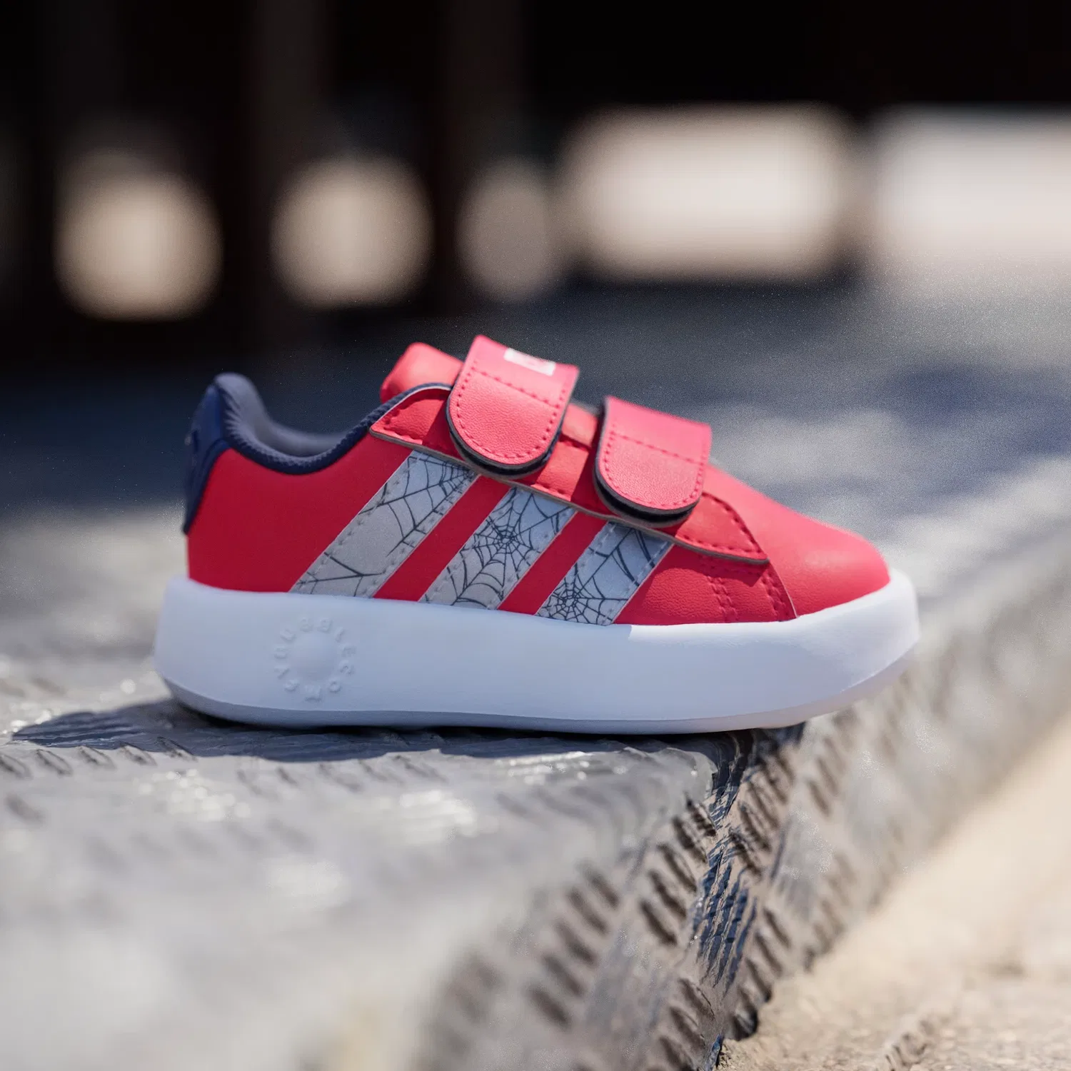 Детские кроссовки с 3D-декором Spider-Man Grand Court Adidas Sportswear, рубиновый/серебристый/темно-синий — фото 3