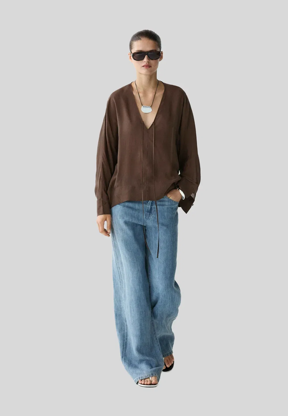 Свободная блузка с V-образным вырезом и завязками спереди - блузка Massimo Dutti, Dark Brown — фото 2