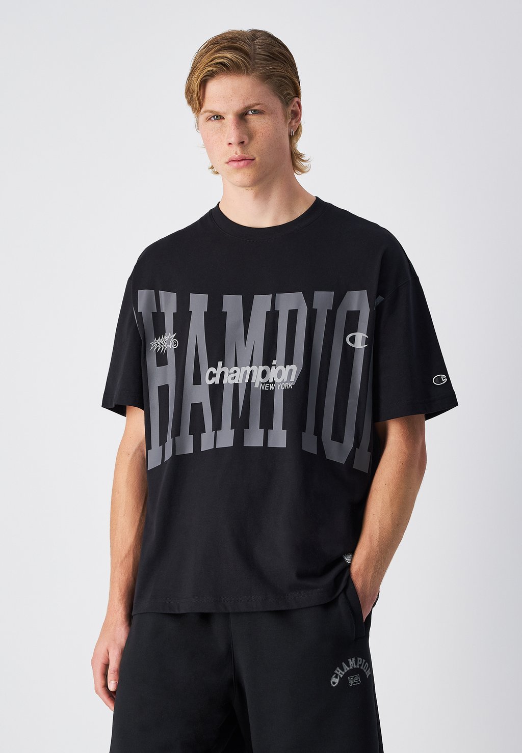 

Футболка с принтом Champion, черный