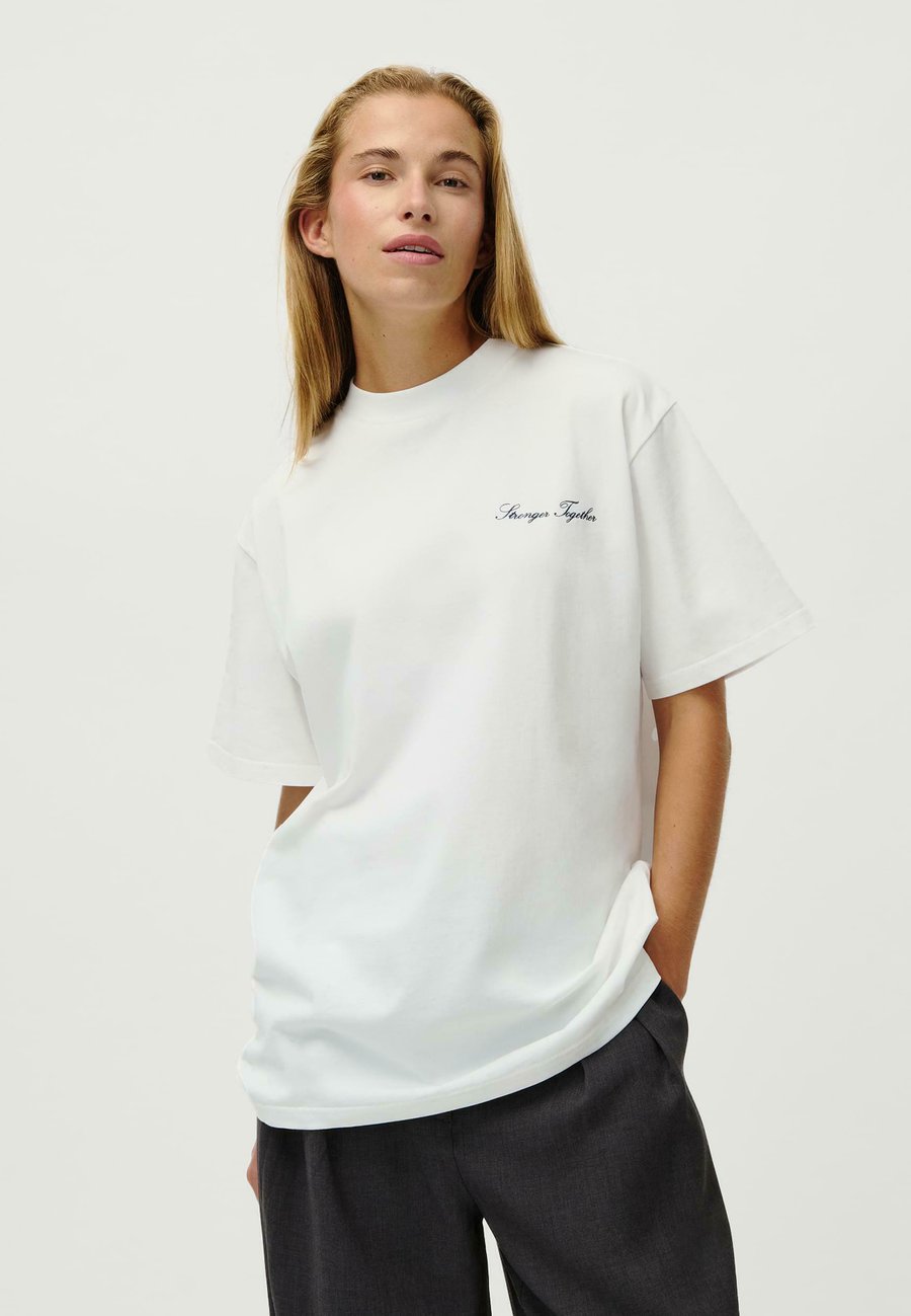 

Футболка OH APRIL LEGER X OH APRIL AMARA T-SHIRT STRONGER, Off White/White, Белый, Футболка OH APRIL LEGER X OH APRIL AMARA T-SHIRT STRONGER, Off White/White
