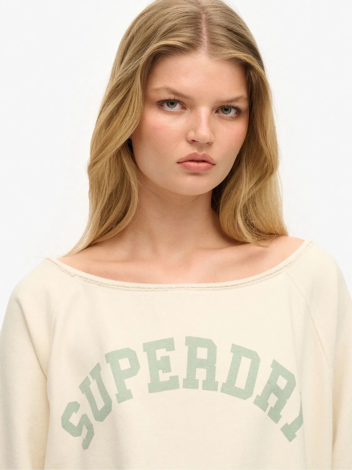 Свитшот оверсайз с декольте лодочка Athletic Essentials Bardot Crew Superdry, белый — фото 4