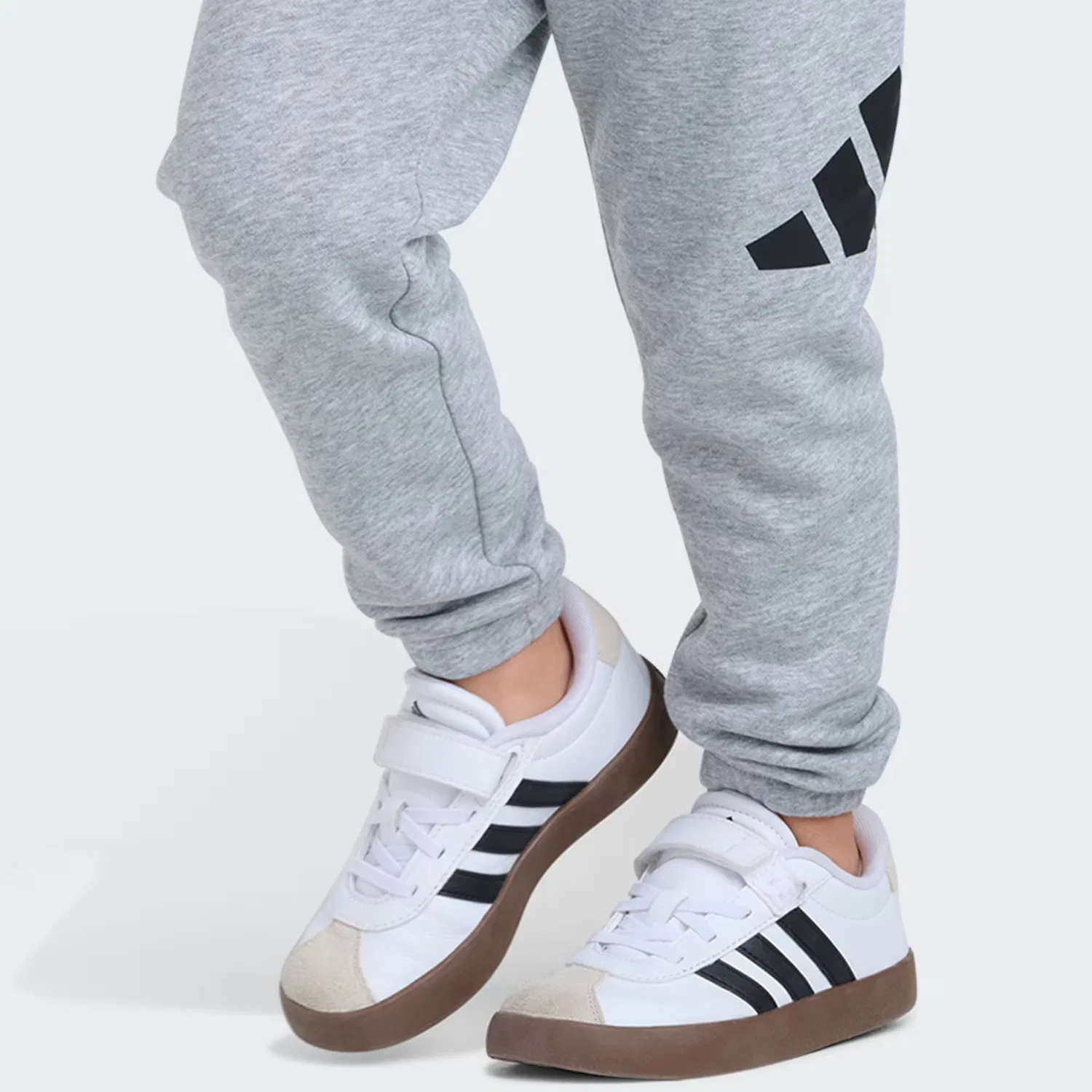 Детский комплект на флисе из 2 предметов Essential Fleece Big Logo Adidas Sportswear, серый меланж — фото 4