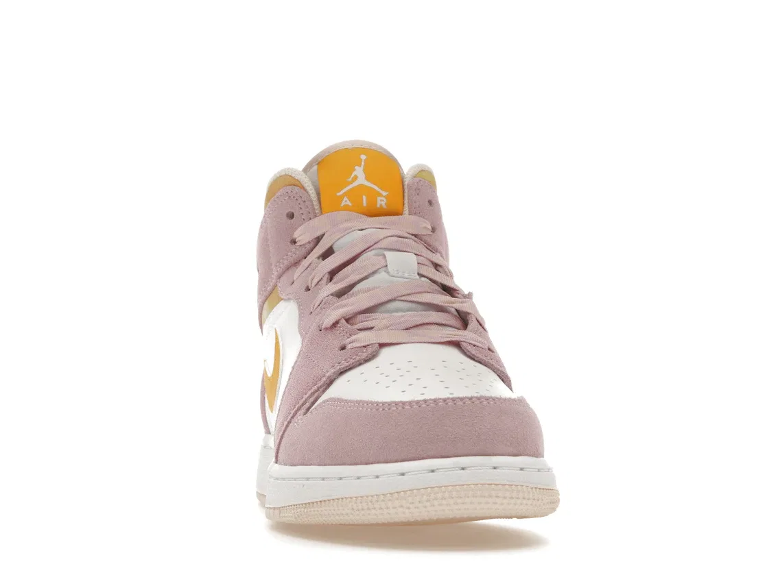 Детские кроссовки высокие с перфорированным носком Jordan 1 Mid SE, Light Arctic Pink/University Gold-White — фото 2