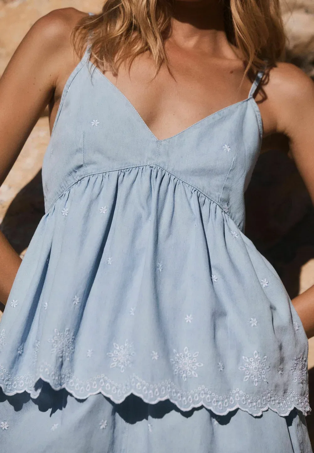 Топ стандартного кроя с вышитым V-образным вырезом Next, Bleach Blue Denim — фото 3