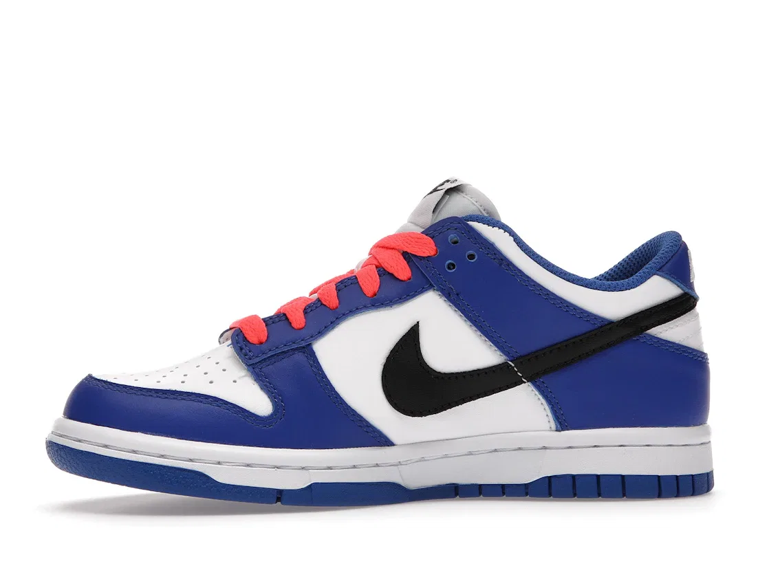 Детские кроссовки Lifestyle с модельным названием Nike Dunk Low Nike, White/Bright Crimson-Game Royal-Black — фото 3