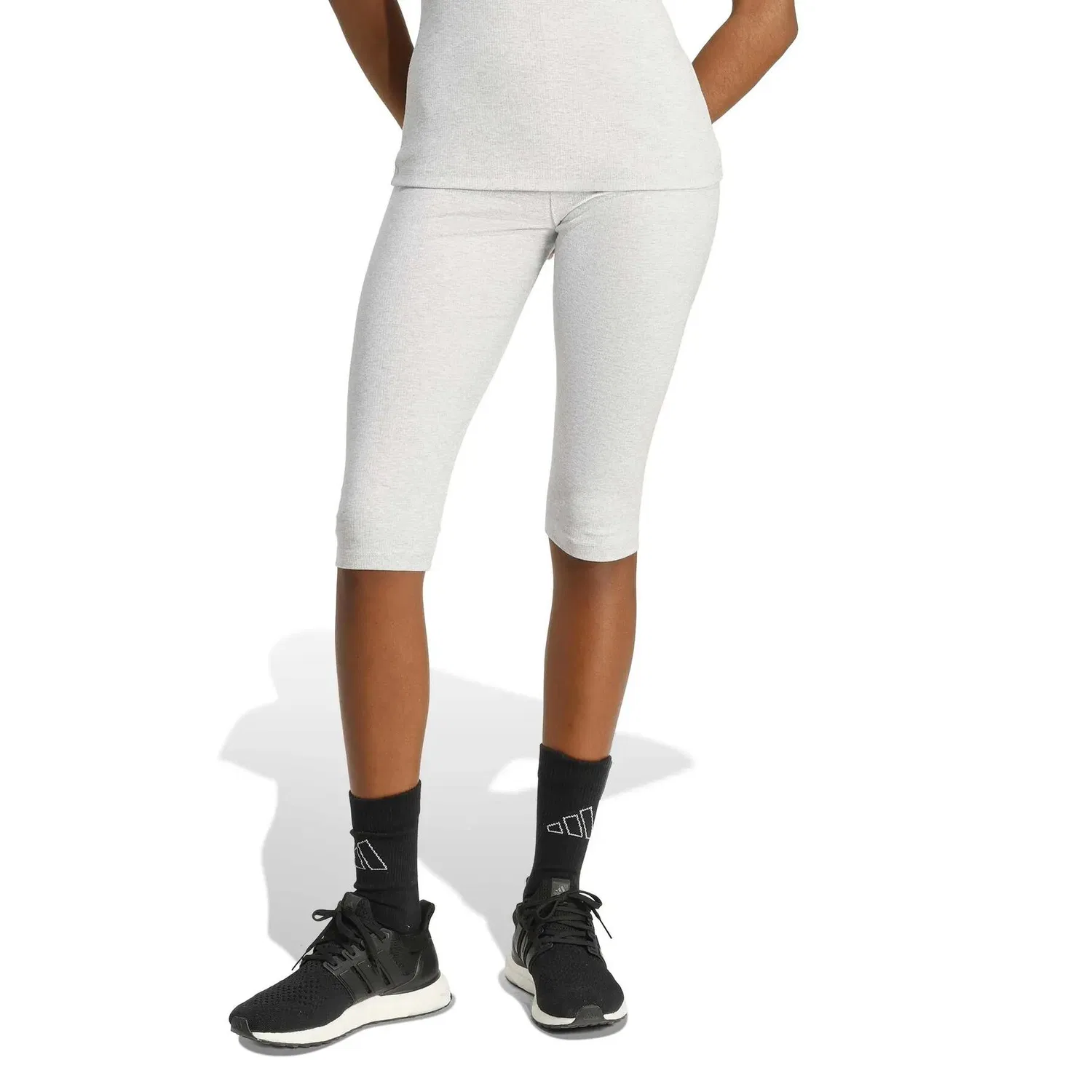 Женские капри-леггинсы из рибаны Seasonal Essentials Rib Capri Leggings Adidas, Hellgrau — фото 2