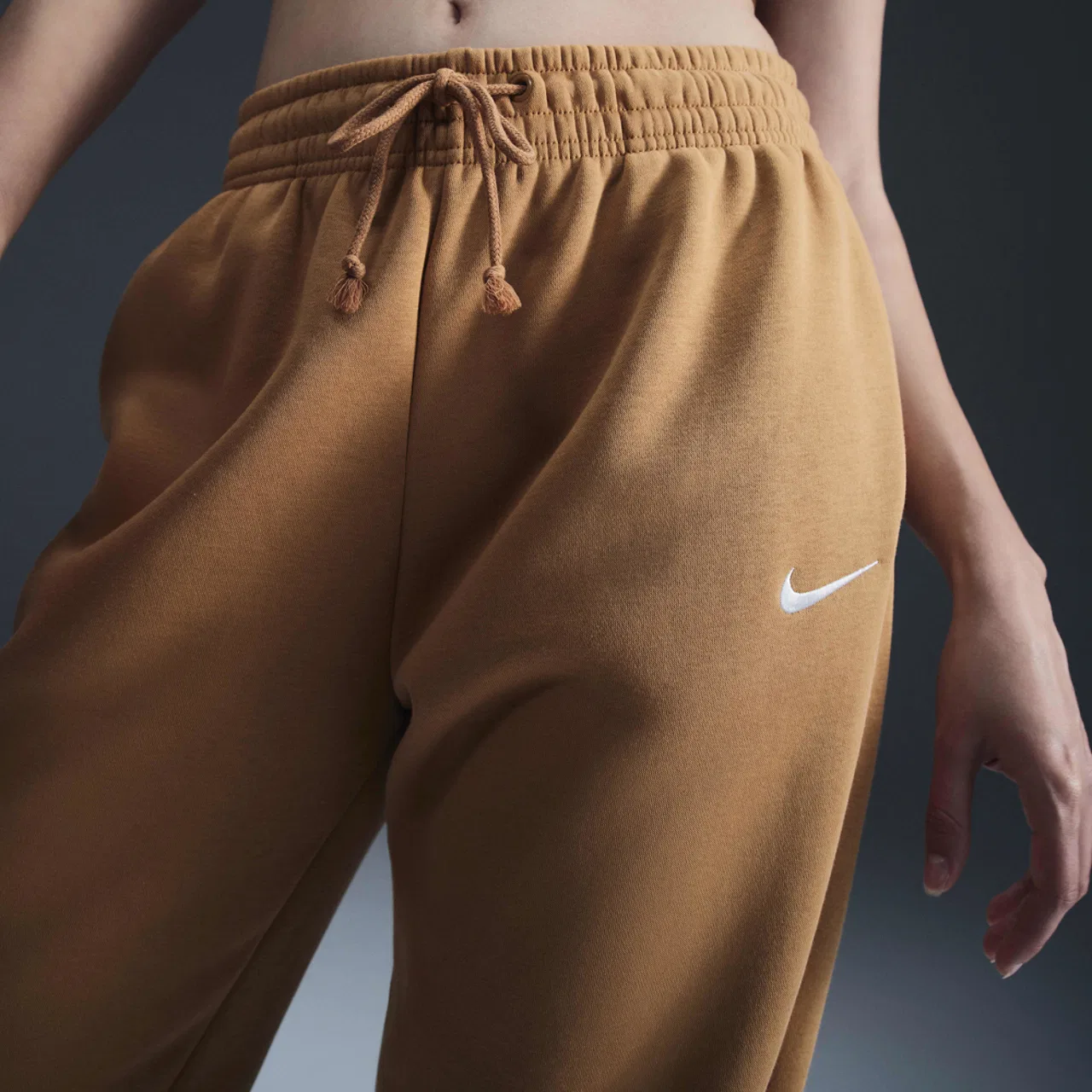 Женские брюки-джоггеры свободного кроя Phoenix HR OS Nike, цвет Flax/Sail — фото 4