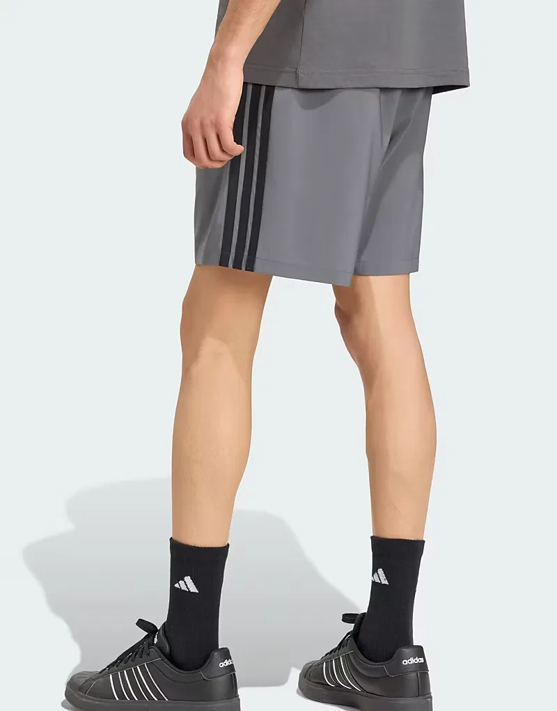 Шорты Adidas Performance Essentials Chelsea Lite с тремя полосками, серые, черные — фото 3