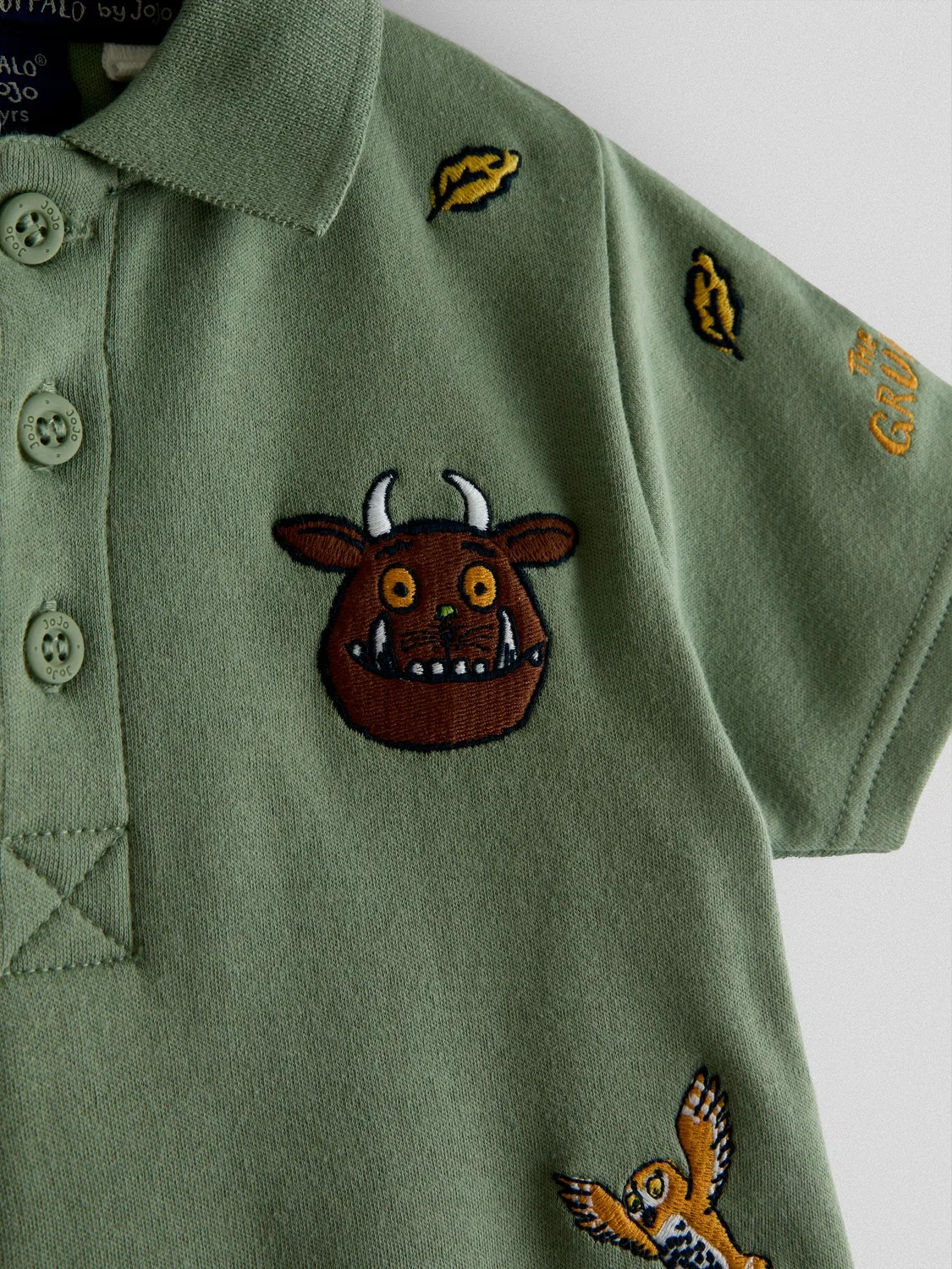 Поло для мальчиков с вышивкой Gruffalo Jojo Maman Bébé, зеленый — фото 3