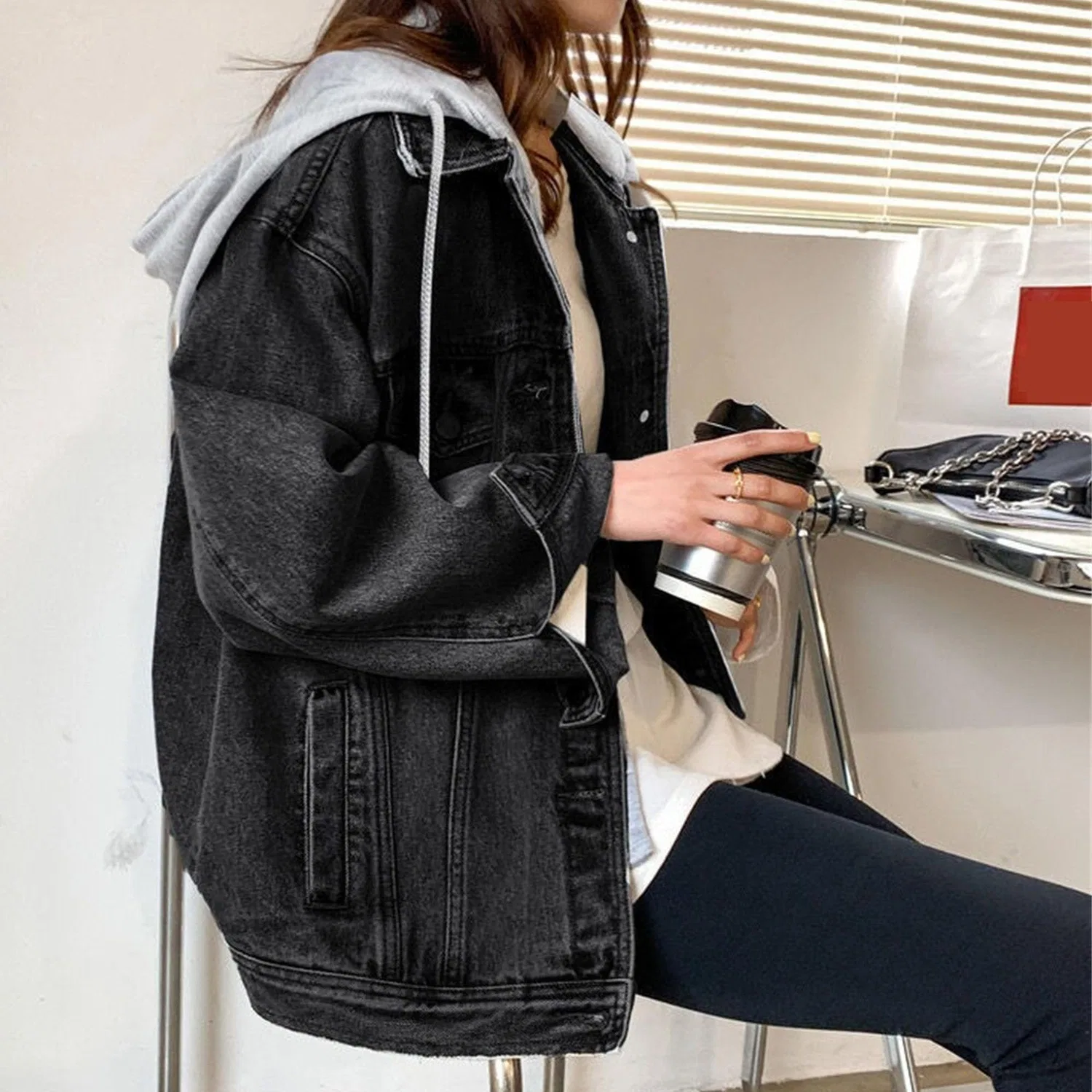 Женская джинсовая куртка oversize с капюшоном, с эффектом потертости, Nero — фото 3