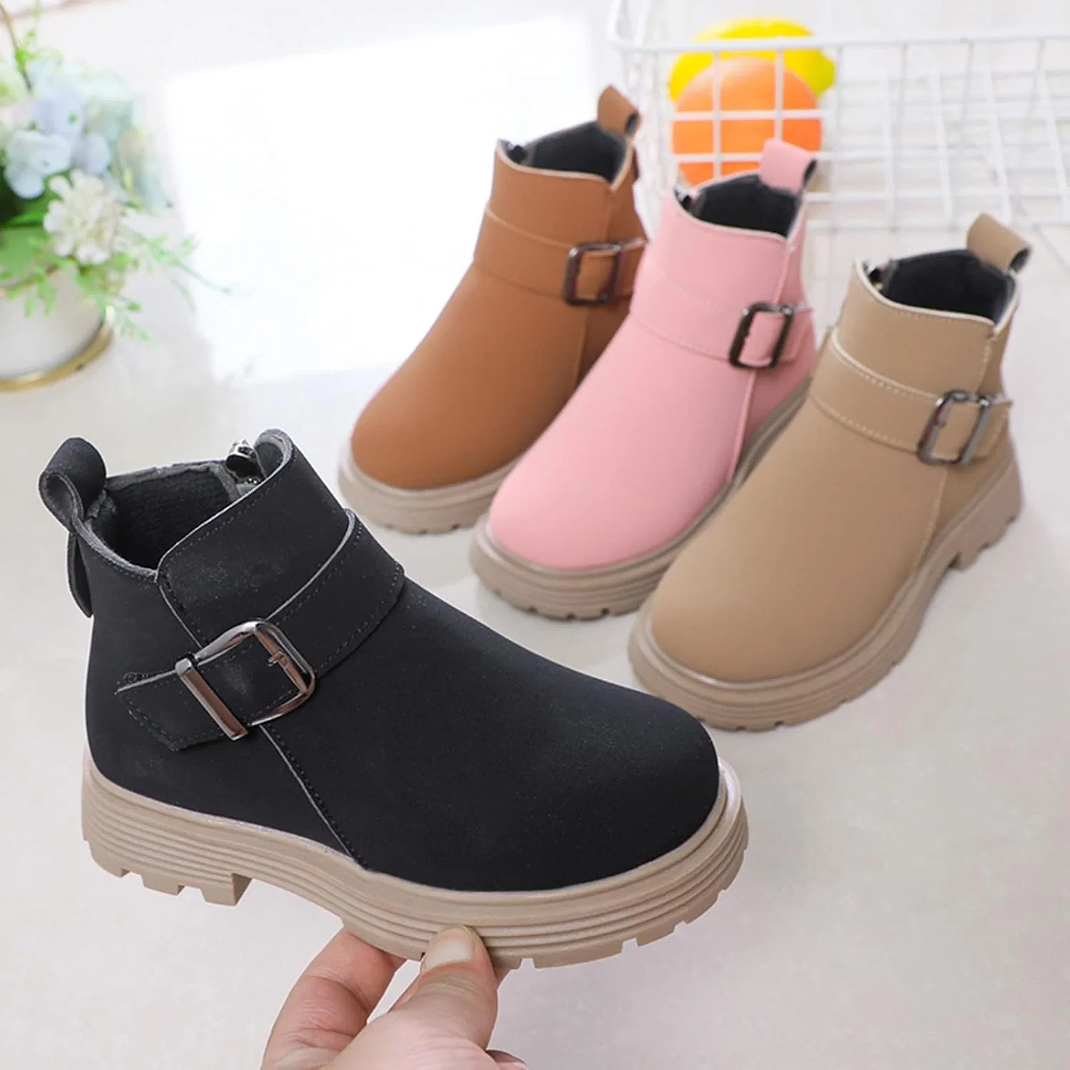 Детские ботинки для девочек с пряжкой и боковой молнией, модель Ankle Boots Scrub Leather Buckle, Black — фото 2