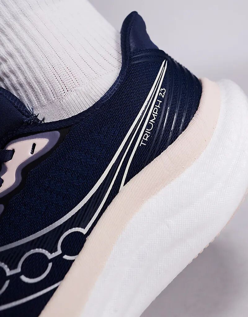 Кроссовки для бега Saucony Triumph 23 в цвете «темно-синий» с принтом «камео» — фото 3