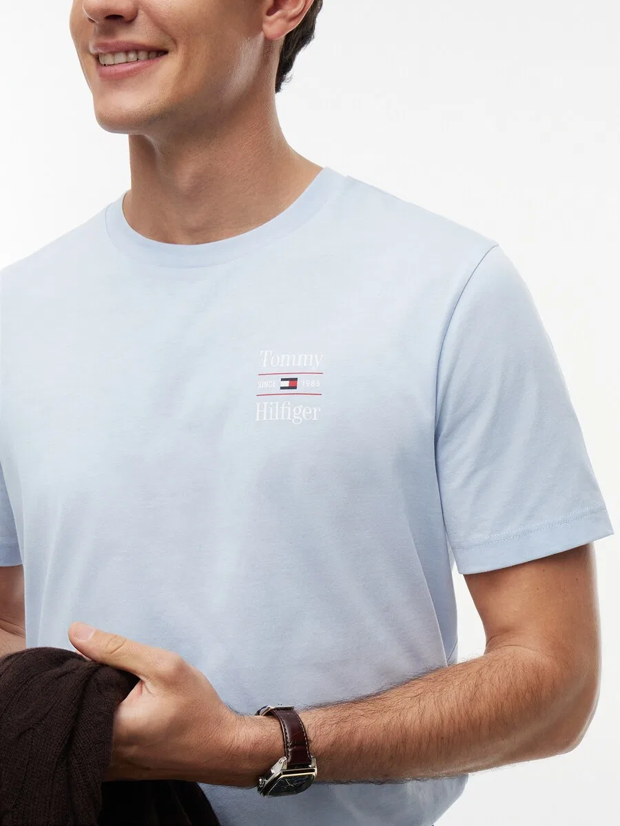 Футболка TOMMY HILFIGER светло-голубого и черного цвета — фото 3