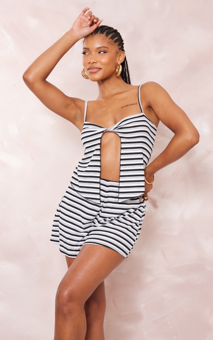 

PrettyLittleThing Комбинезон с вырезами и бретелями в монохромную полоску