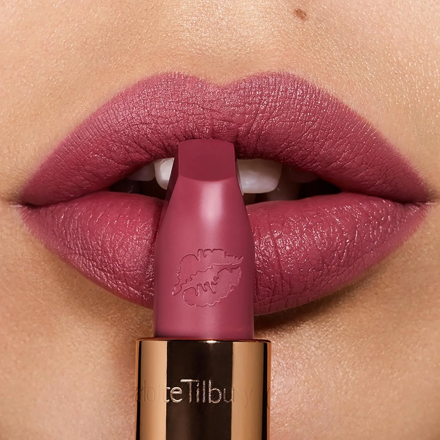 Помада Charlotte Tilbury Hot Lips - увлажняющая, стойкая помада с экстрактами орхидеи и антиоксидантами - сатиновое покрытие, которое можно наслаивать, для визуального увеличения объема губ., Secret Salma - deep rose plum — фото 2