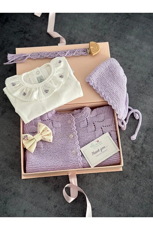 Детский кардиган с ажурной вязкой, комплект с шапкой, модель Knitwear openwork baby cardigan and hat set - hand knitted, Florijee, Lilac — фото 2