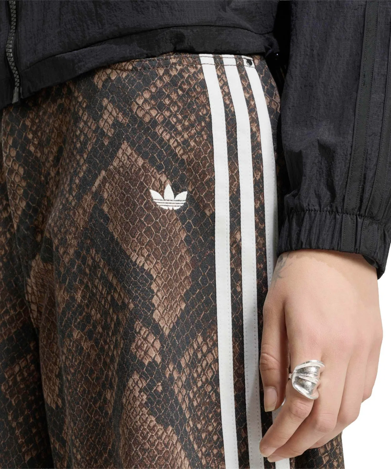 Женские джинсовые шорты свободного кроя с принтом Snake Print Denim Bermuda Adidas, Brown — фото 2