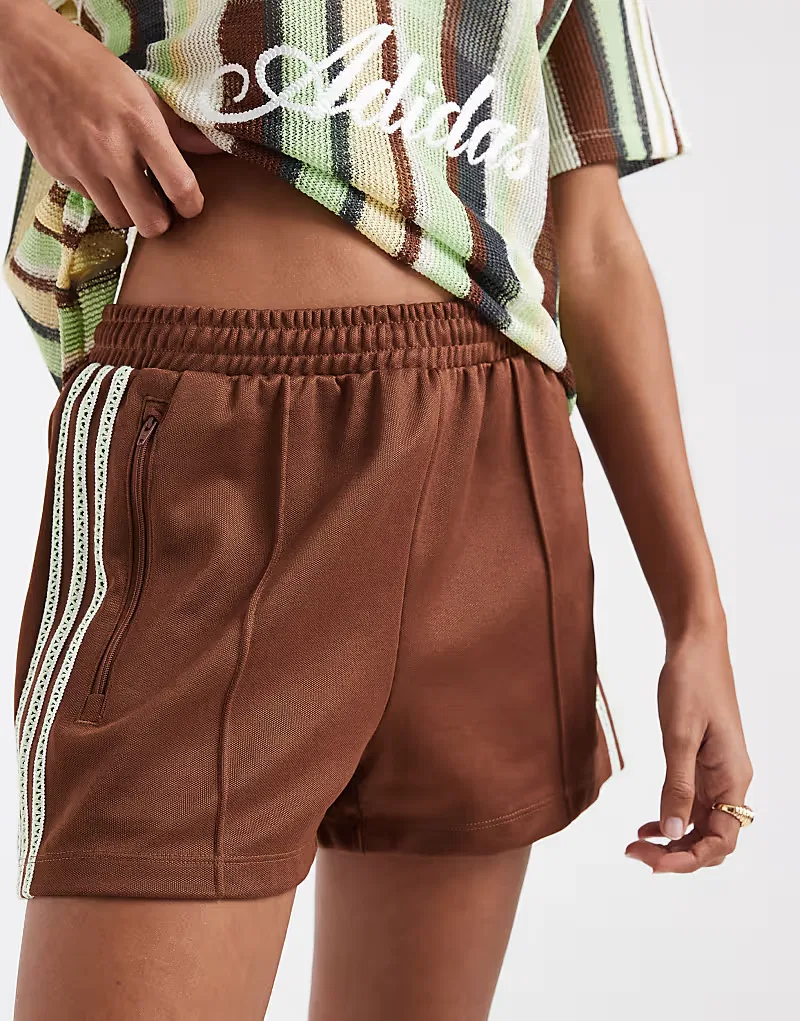 Вязаные крючком шорты Adidas Originals с тремя полосками, коричневый — фото 3