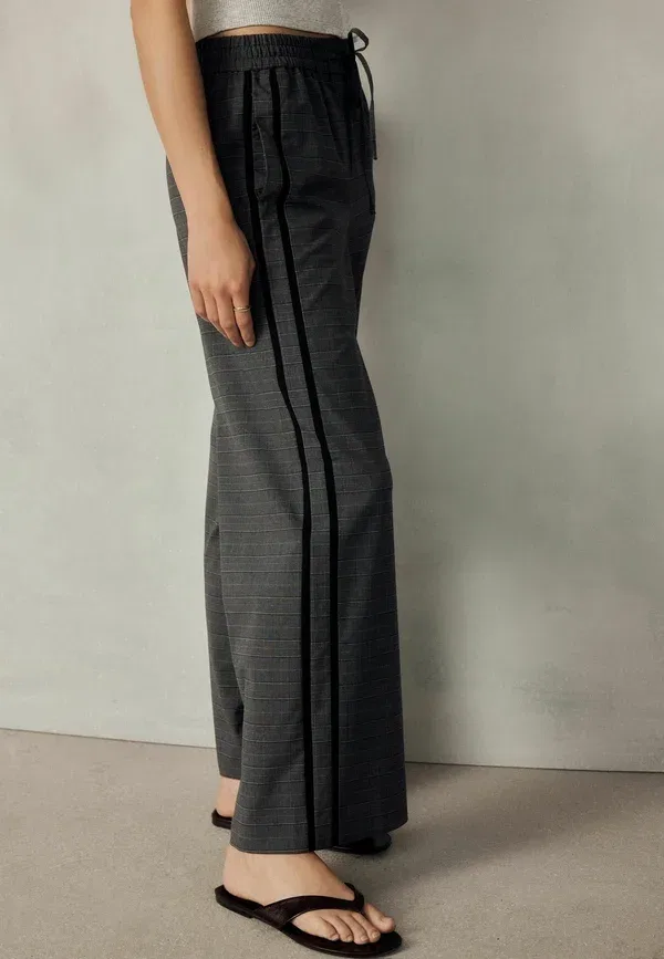Брюки с принтом в клетку Petite fit - wide leg trousers with side stripes Next, серый в черную клетку — фото 4