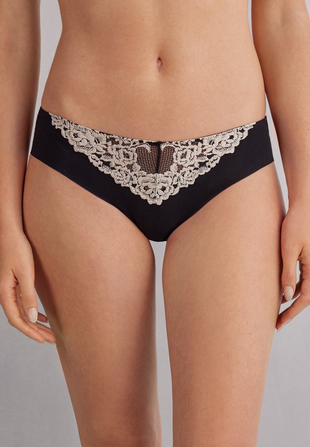 

Трусы MIT OFFENEN KANTEN PRETTY FLOWERS Intimissimi, черный