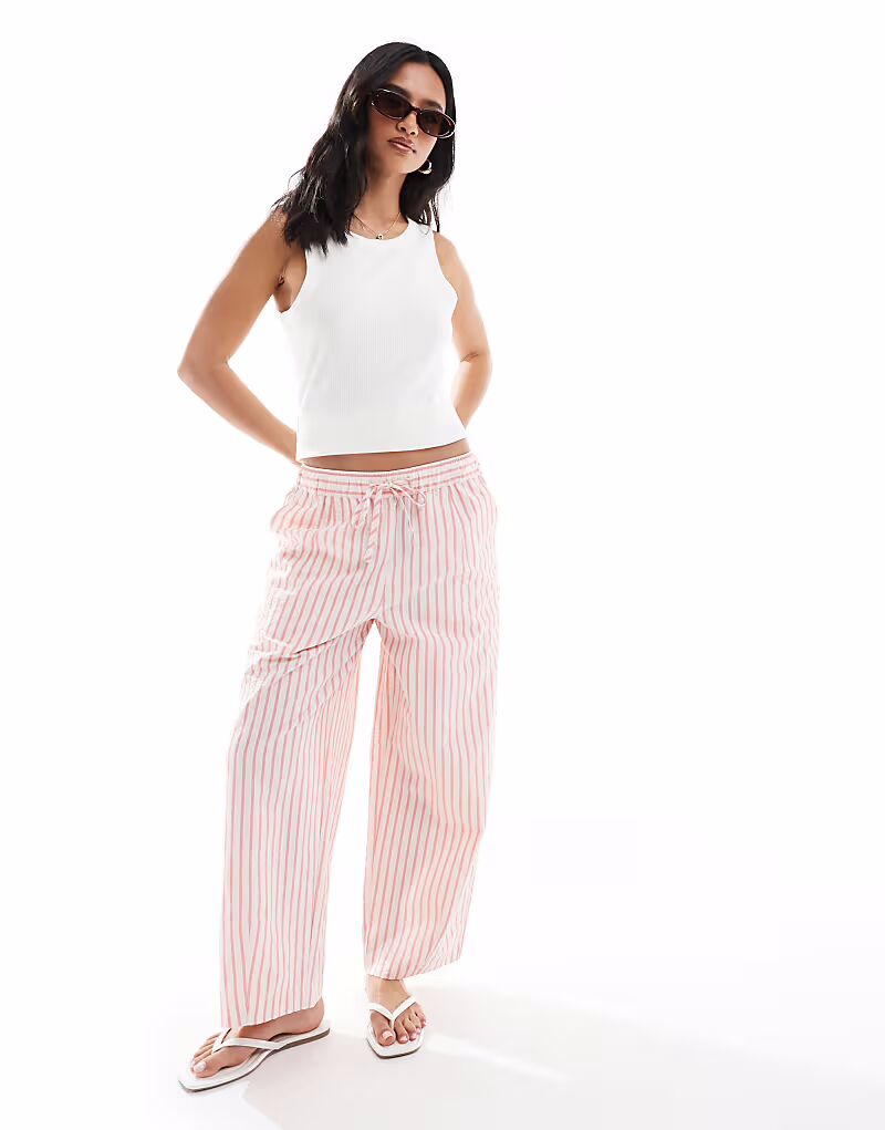 

ASOS DESIGN Petite брюки-бочонки из сирсакера с розовой полоской