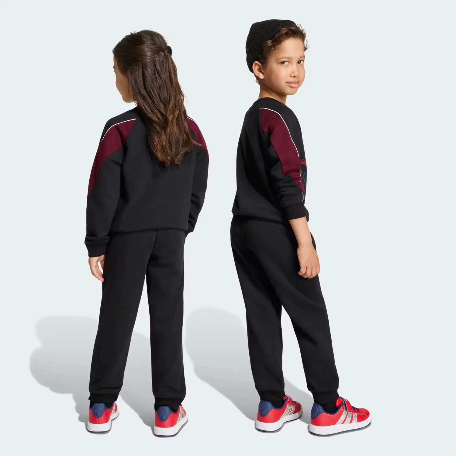 Детские спортивные штаны для мальчиков из мягкого футера Marvel Spider-Man Adidas Sportswear, черный/белый/бордовый — фото 2