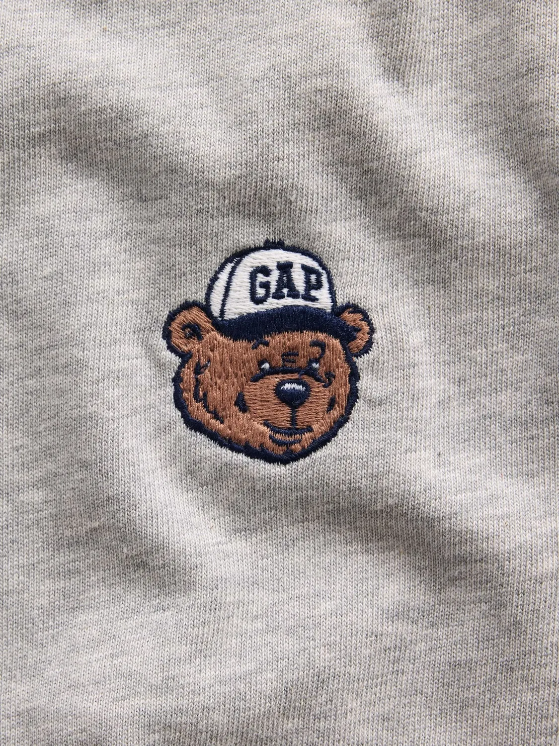 Футболка с логотипом Gap Grey Brannan Bear, серая — фото 4