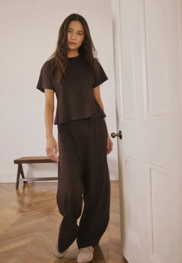 Комплект пижамы из хлопка Tall fit - cinched waist peplum short sleeve pyjamas set Next, chocolate brown, коричневый/шоколадный — фото 2