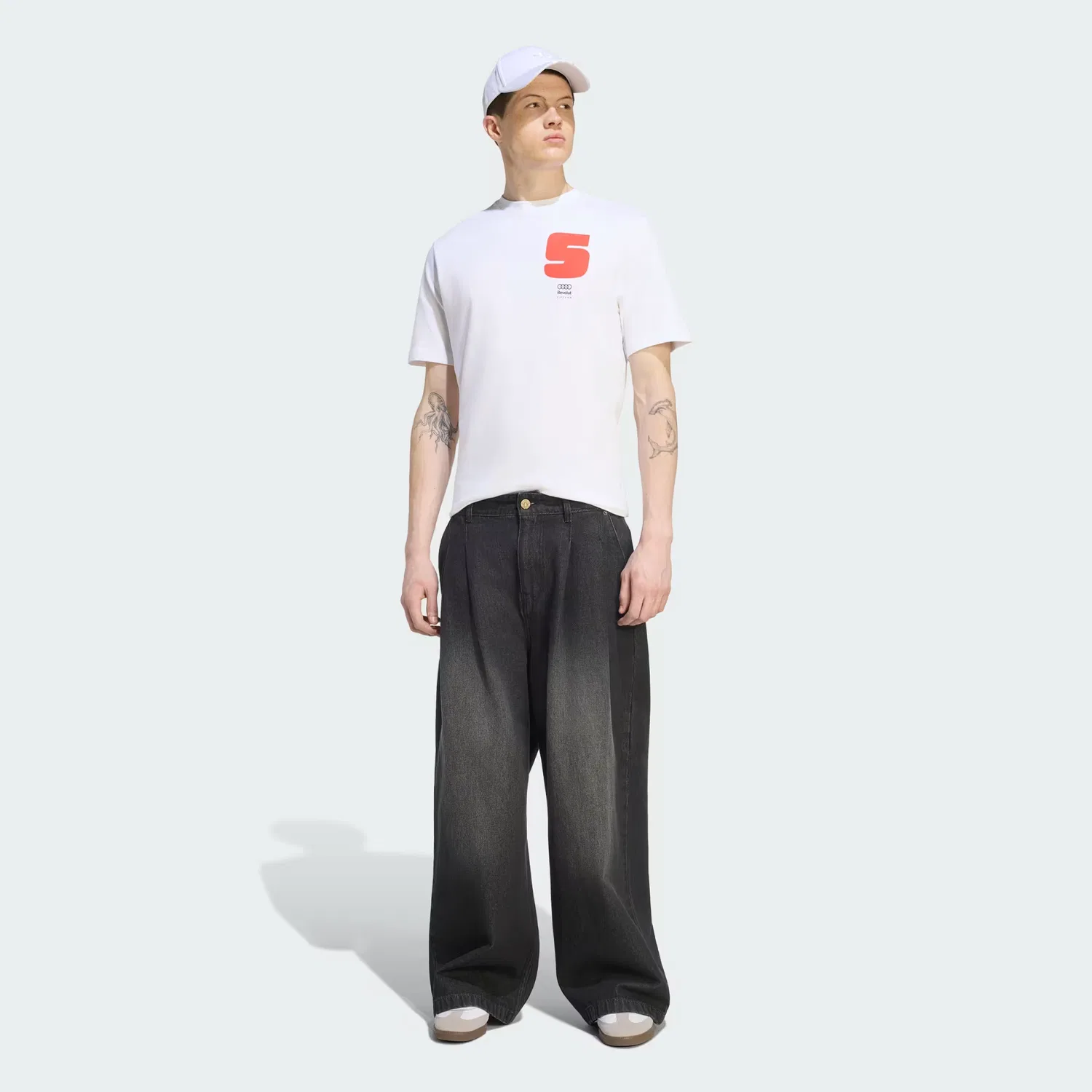 Мужская футболка с графическим принтом Audi Revolut F1 Team Gabriel Bortoleto Graphic I Tee Adidas Performance, белый — фото 3