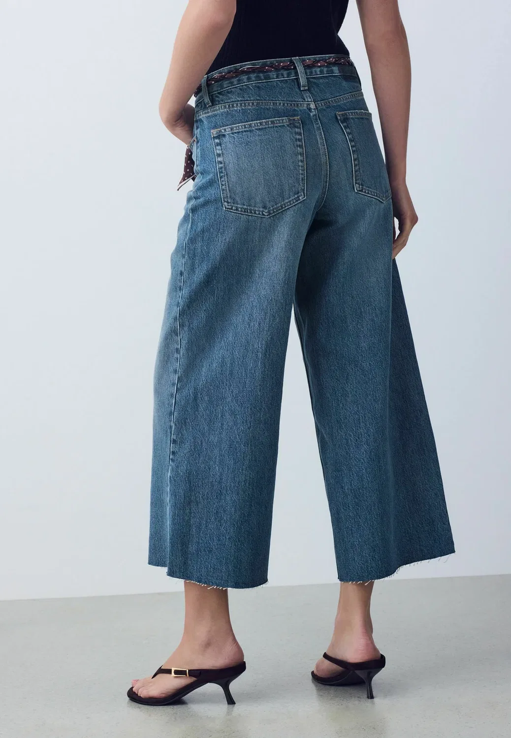 Джинсы прямого кроя, широкие, с необработанным краем, укороченные Next, Mid Blue Raw Hem Braided Scarf — фото 3