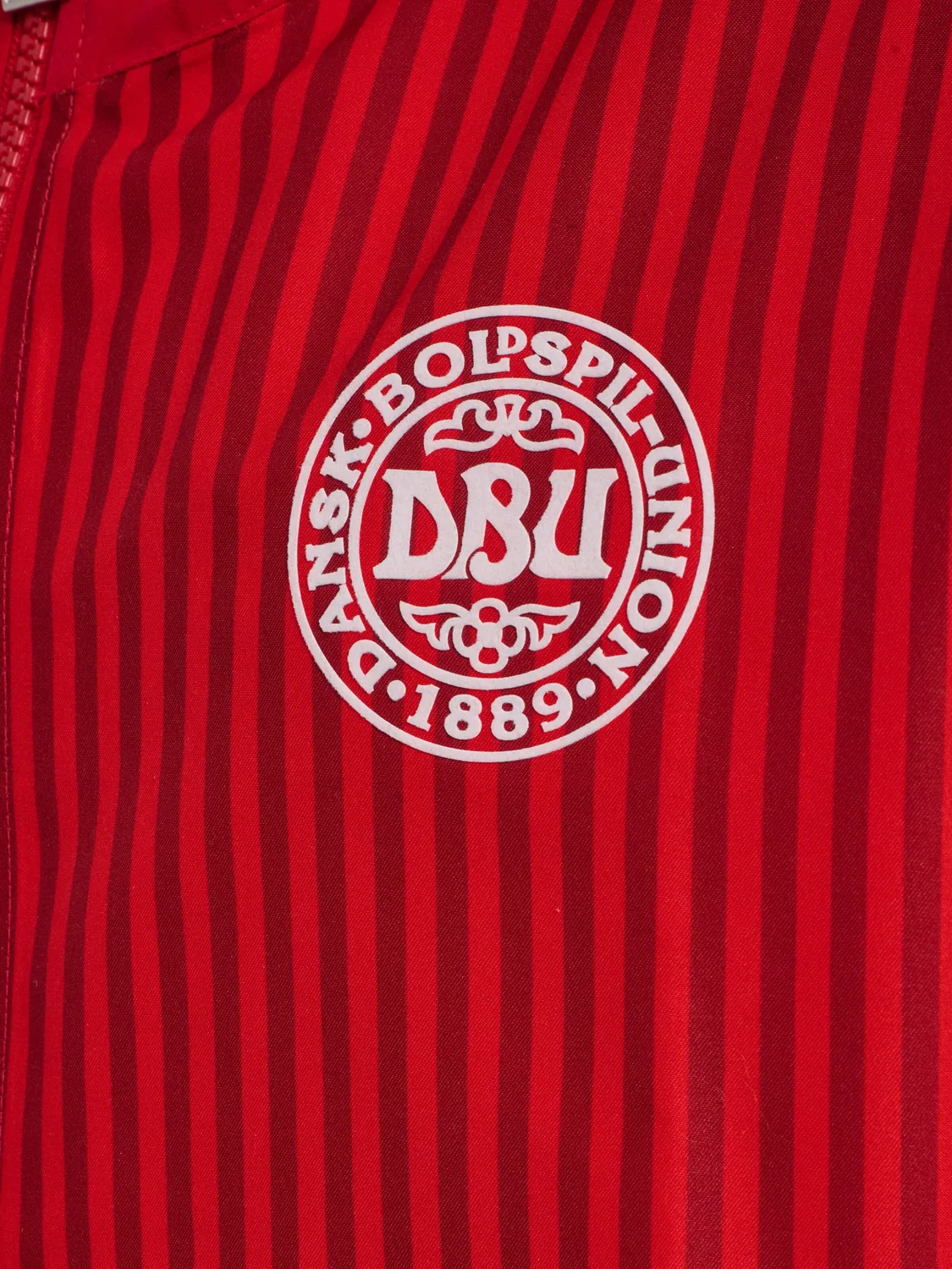Спортивная куртка Hummel красного цвета — фото 4