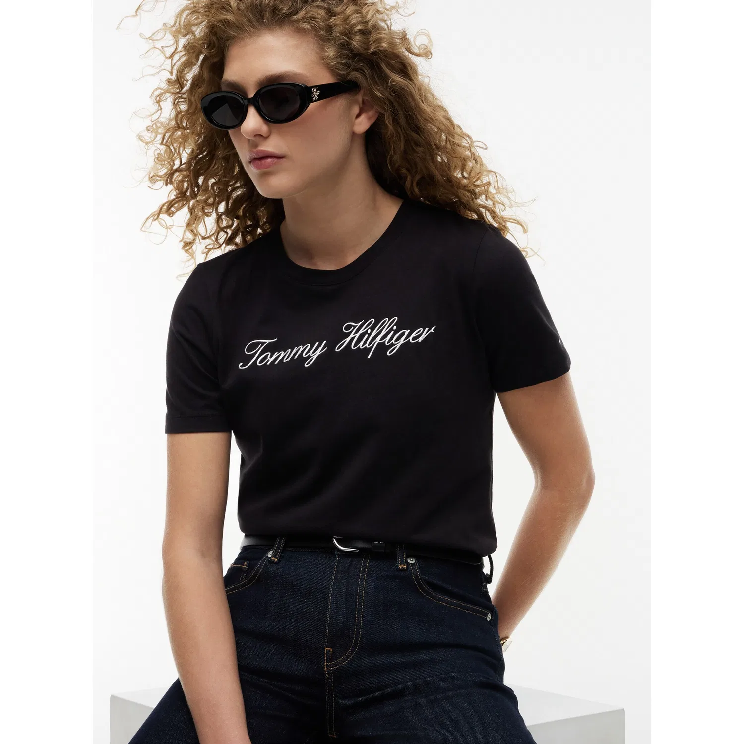 Женская хлопковая футболка с контрастной вышивкой Tommy Hilfiger, Black — фото 3