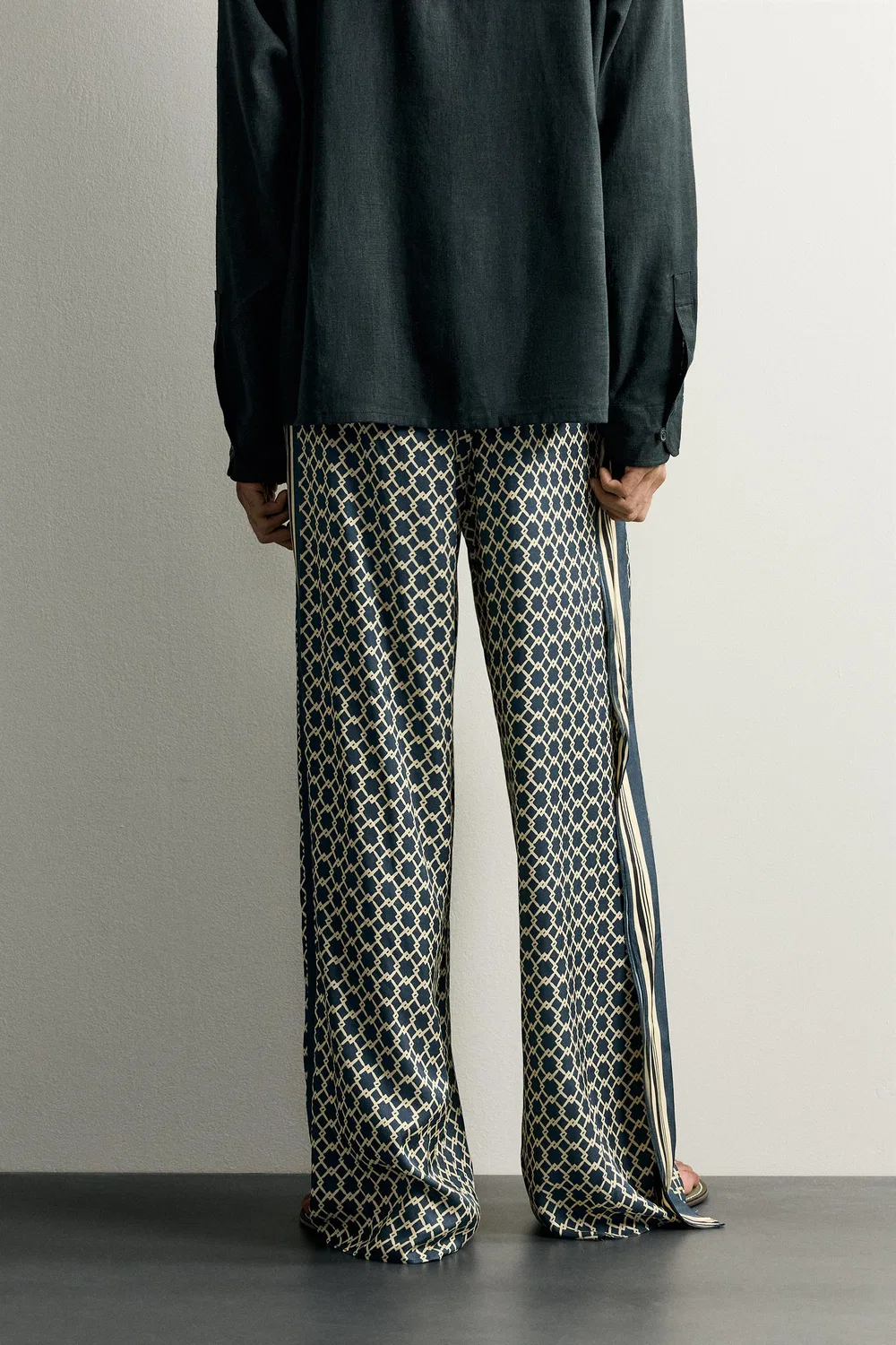 Лимитированная серия струящихся брюк с боковыми полосами. ZARA, Printed — фото 3