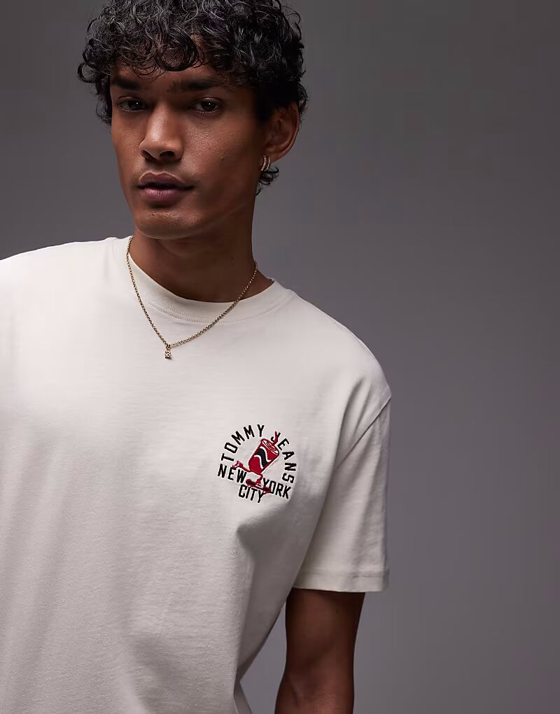 

Футболка Tommy Jeans с принтом на левой груди бежевого цвета