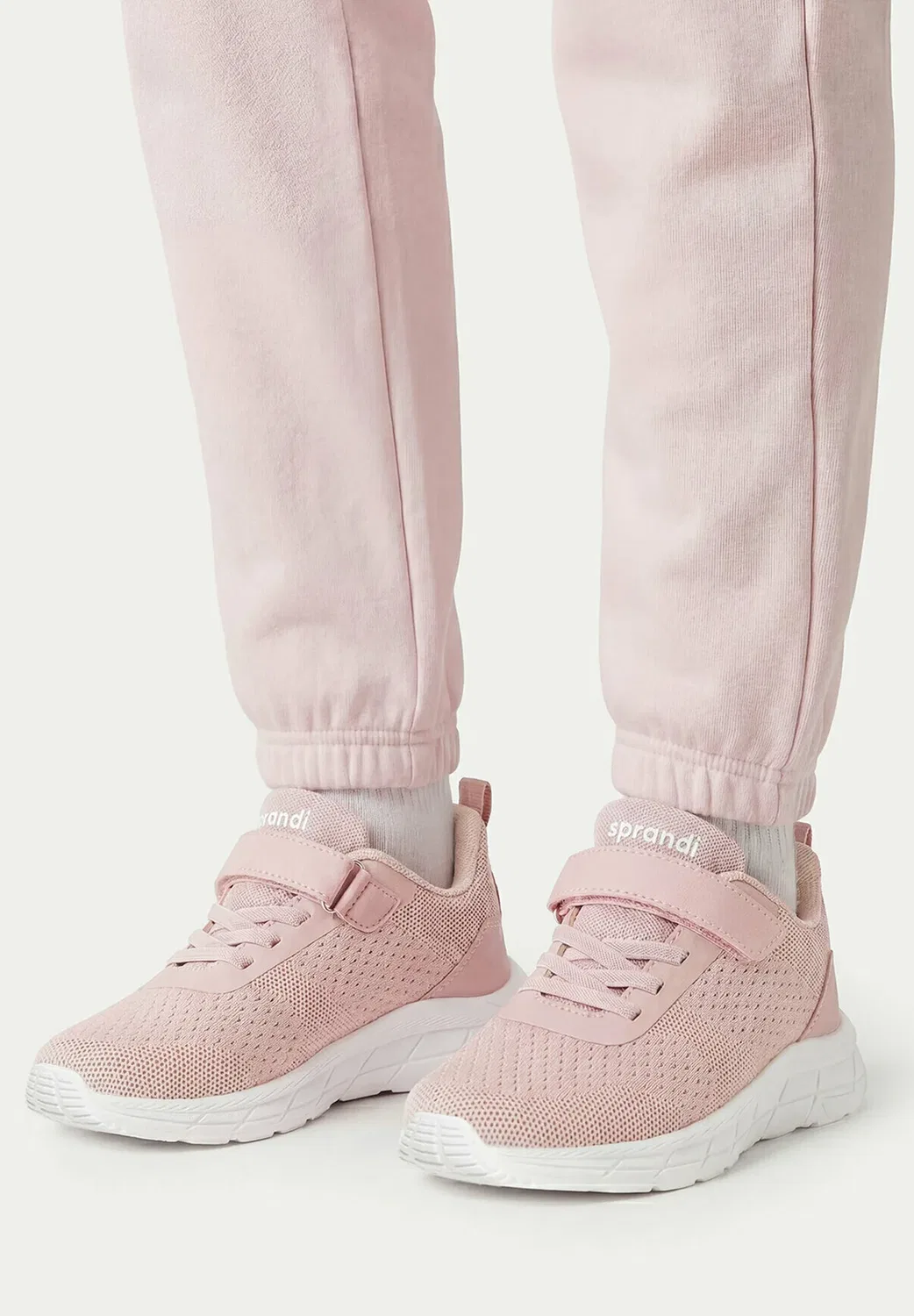 Девушка в кроссовках 5907964258476 - кроссовки Sprandi, Pink