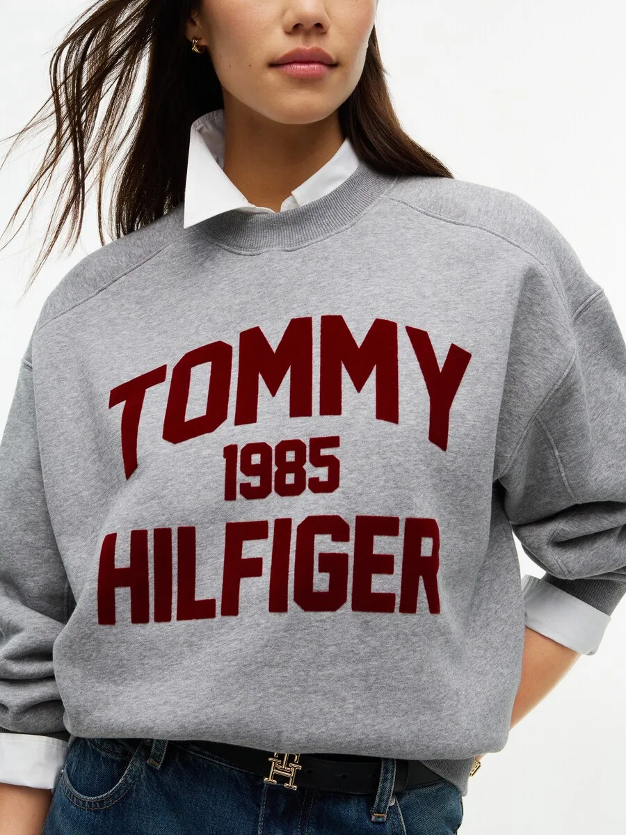 Толстовка TOMMY HILFIGER 'Varsity' серого цвета — фото 3