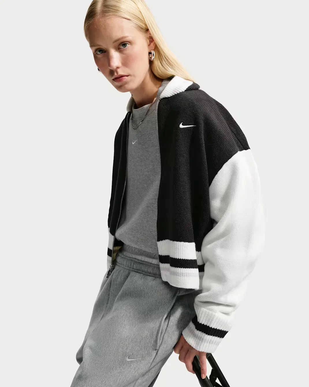 Женская укороченная футболка оверсайз с круглым вырезом Nike Studio Fleece Medium Weight, Dark Grey Heather/Sail — фото 3
