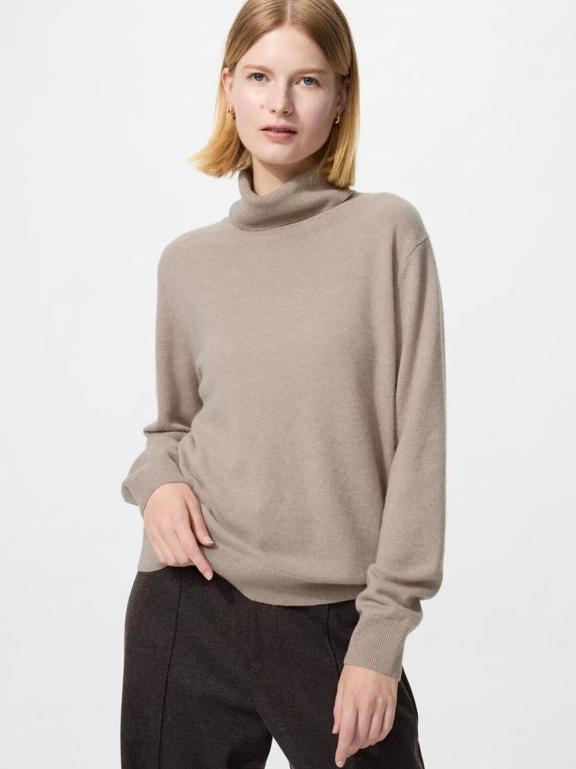 Кашемировый свитер Uniqlo, с высоким воротником, бежевый
