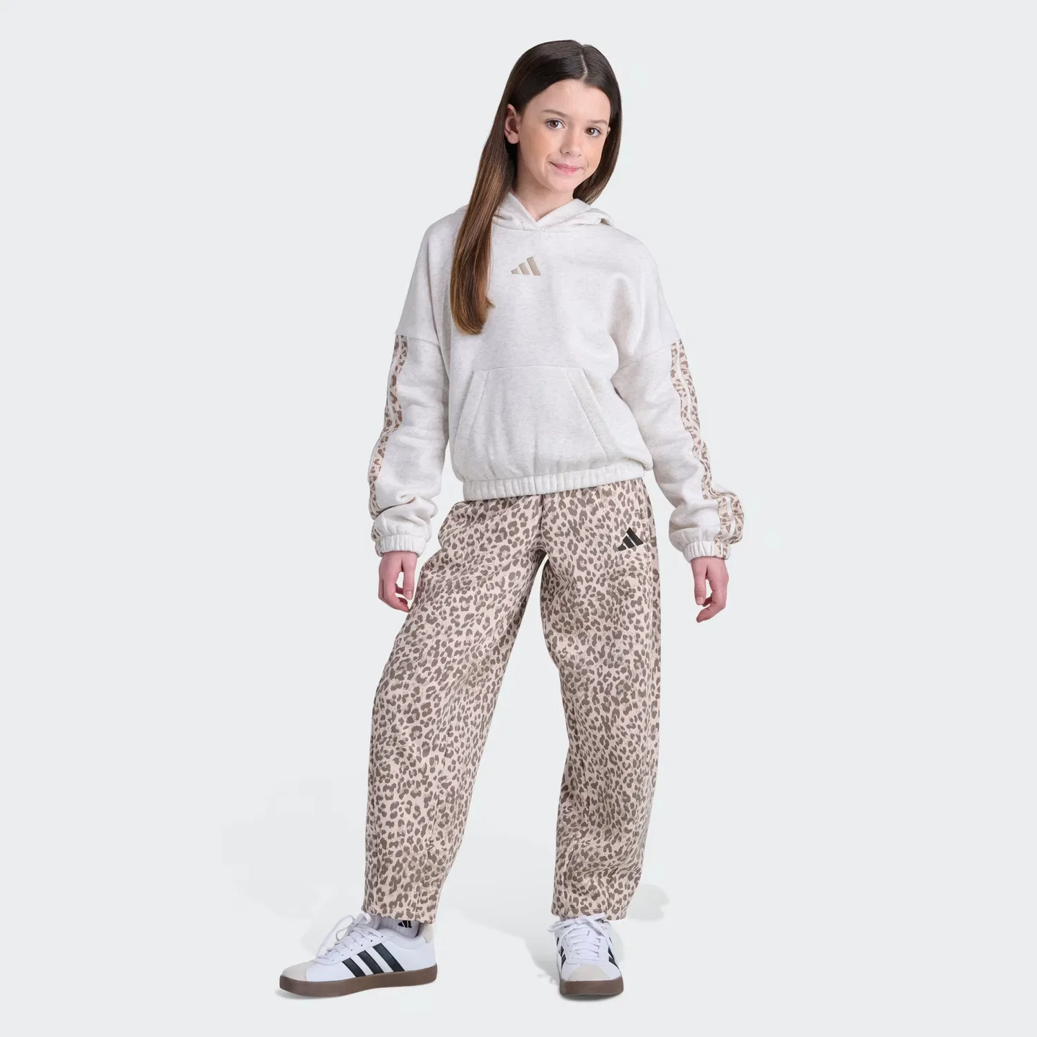 Детская толстовка с капюшоном и принтом 3-Stripes adidas Sportswear, белый меланж — фото 2