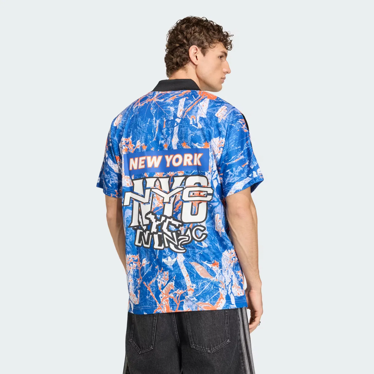Мужская футболка свободного кроя FIFA World Cup 26 Host City New York Adidas Originals, черный/оранжевый/collegiate royal — фото 2