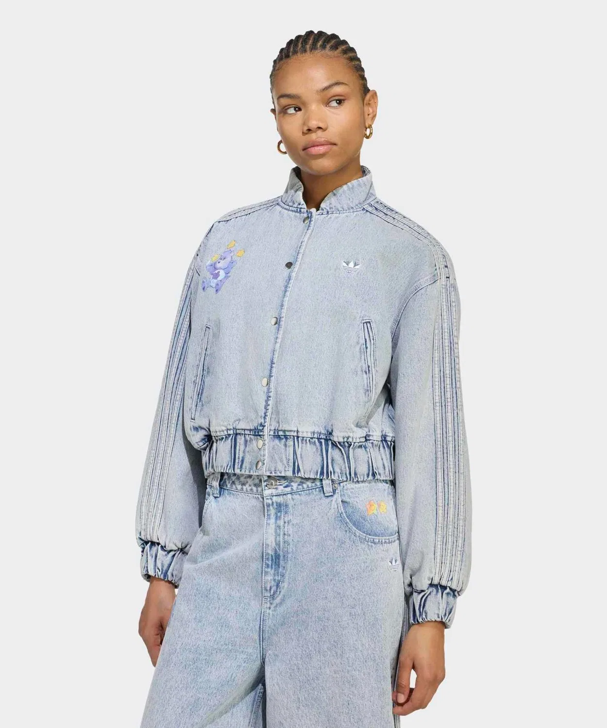 Женская джинсовая куртка-бомбер оверсайз с принтом Care Bears Adidas Originals, Blue — фото 3