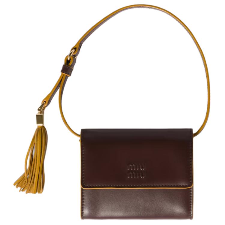 

MIU MIU Женский кошелек из коровьей кожи на одно плечо кофейного цвета с желтой надписью