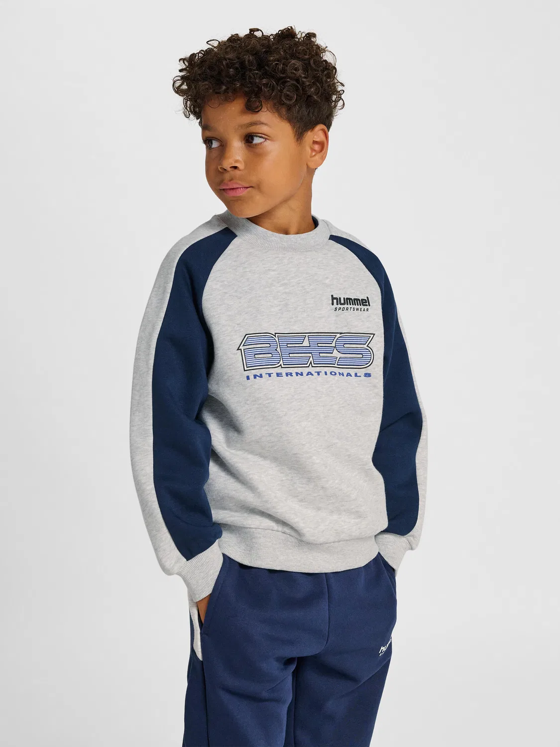 Детский свитшот оверсайз Hmljr Oversized Iconic Crew Bees Hummel, Grau Hellgrau