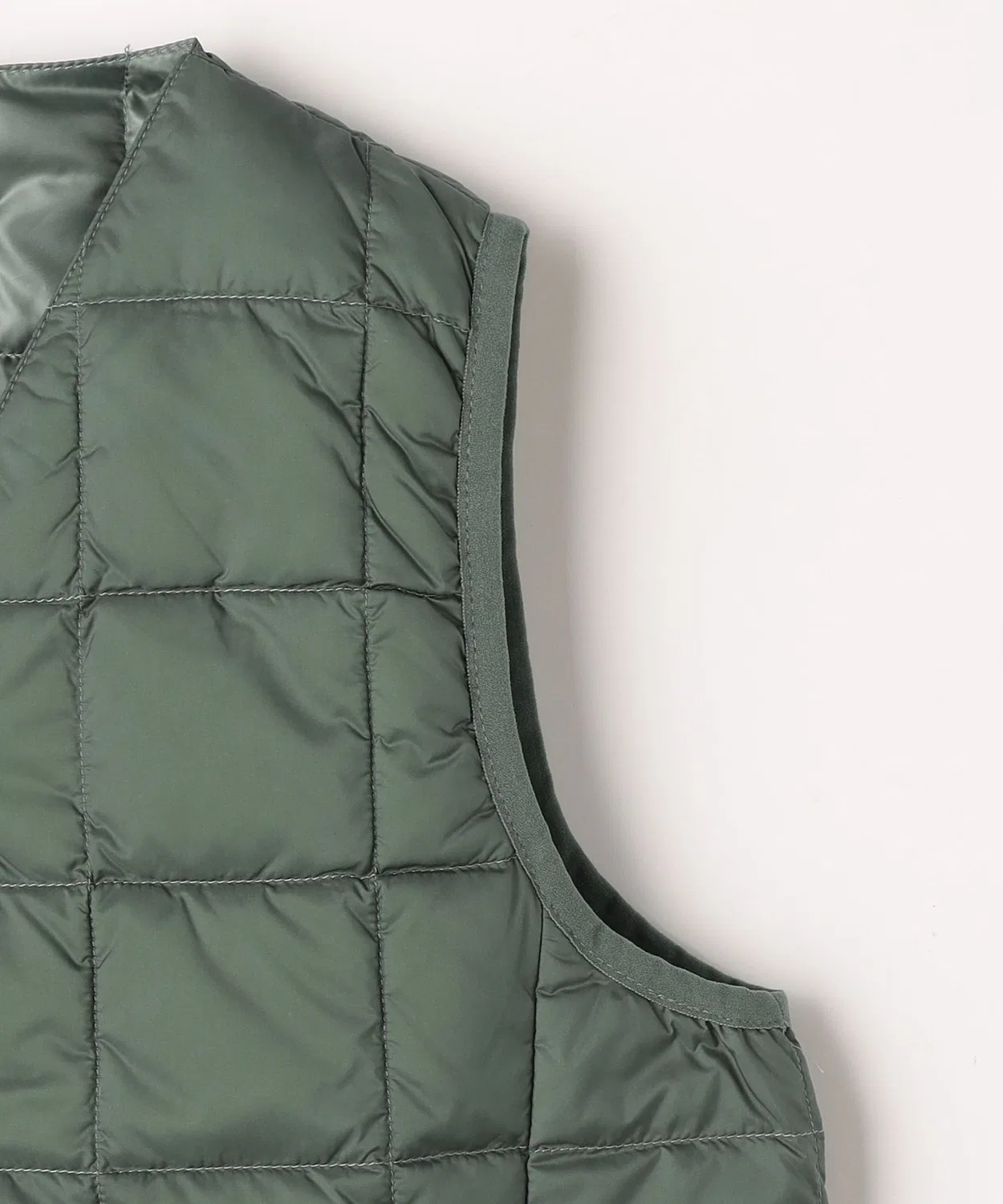 Детский жилет стеганый с V-образным вырезом TAION KIDS LINE green label relaxing, Beige — фото 4