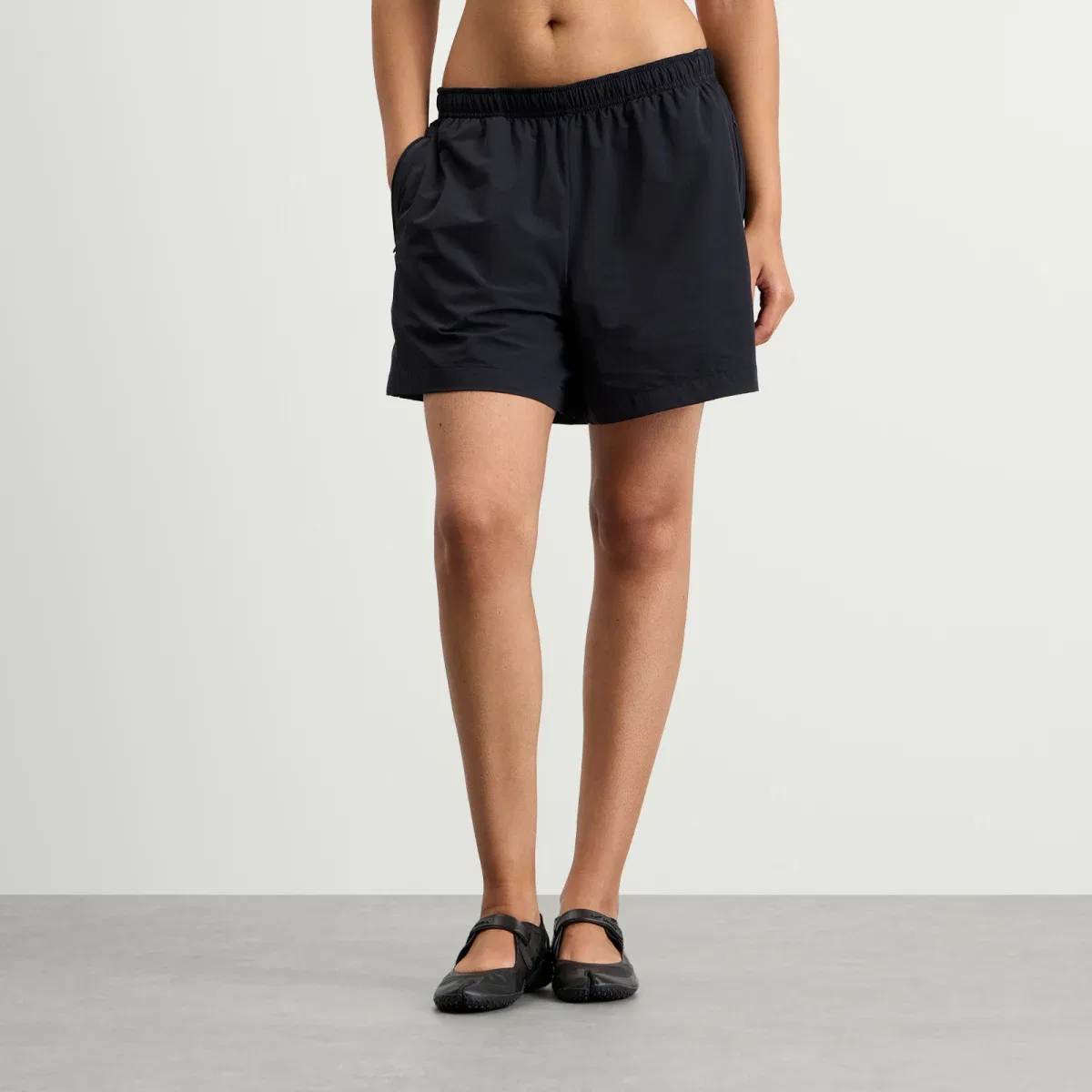 Шорты для бега с эластичным поясом Nike X Skims Stretch Nylon Track Short 5", Obsidian — фото 2