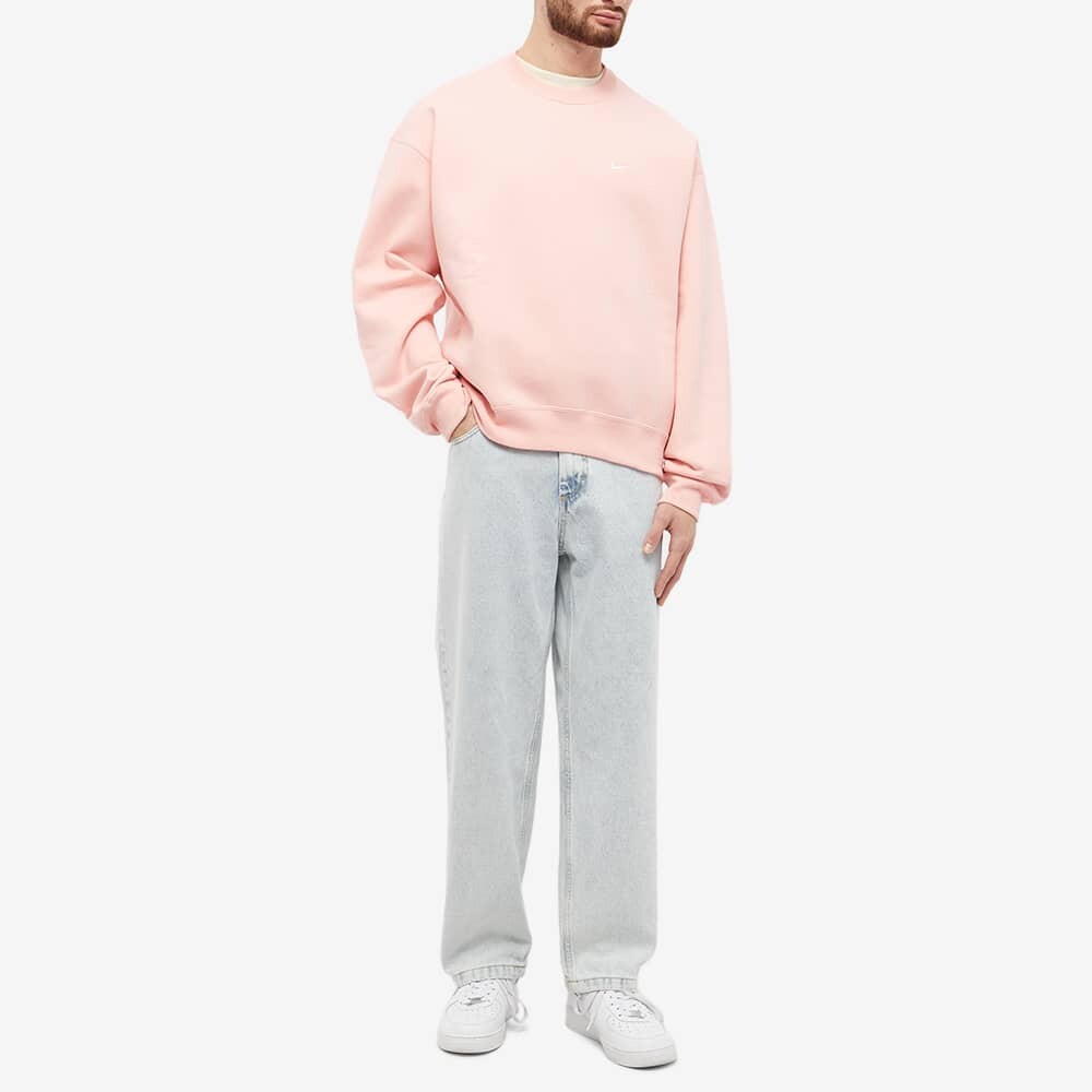 Флисовый свитер с круглым вырезом Solo Swoosh Nike, розовый — фото 2