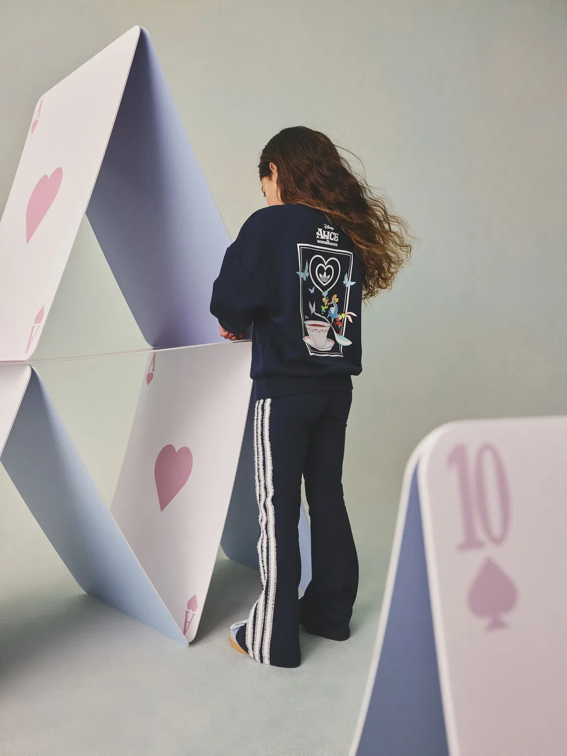 Спортивный костюм adidas Originals Disney Alice in Wonderland, синий — фото 2