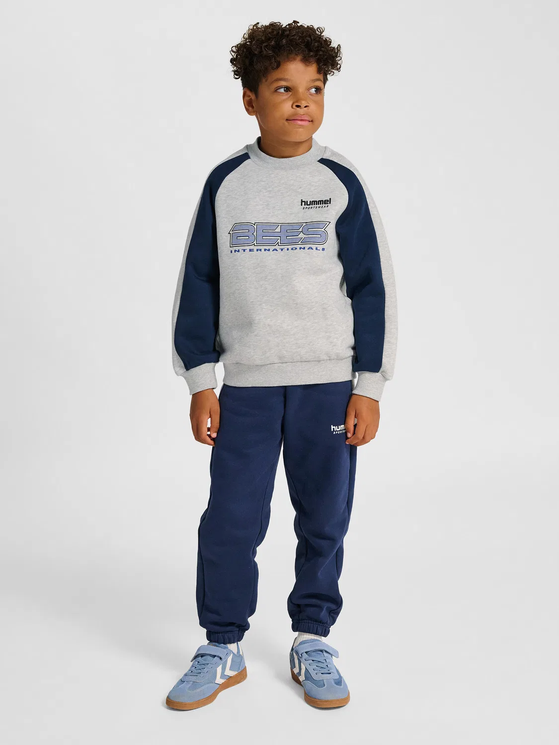 Детский свитшот оверсайз Hmljr Oversized Iconic Crew Bees Hummel, Grau Hellgrau — фото 3