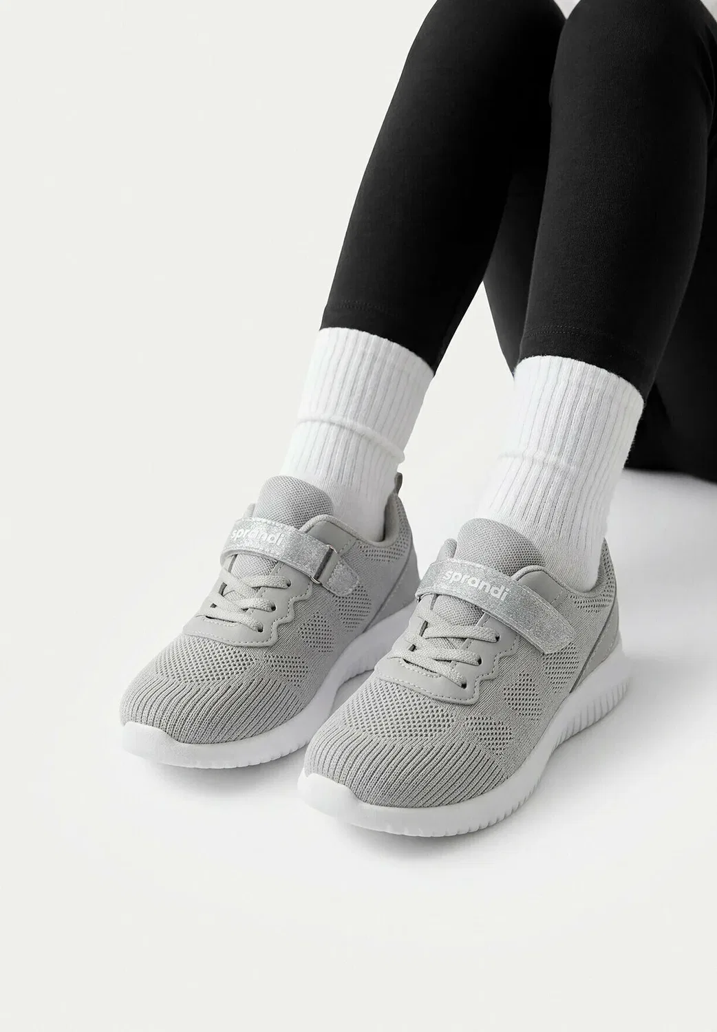Девушка в кроссовках 5907964243519 - кроссовки Sprandi, Gray