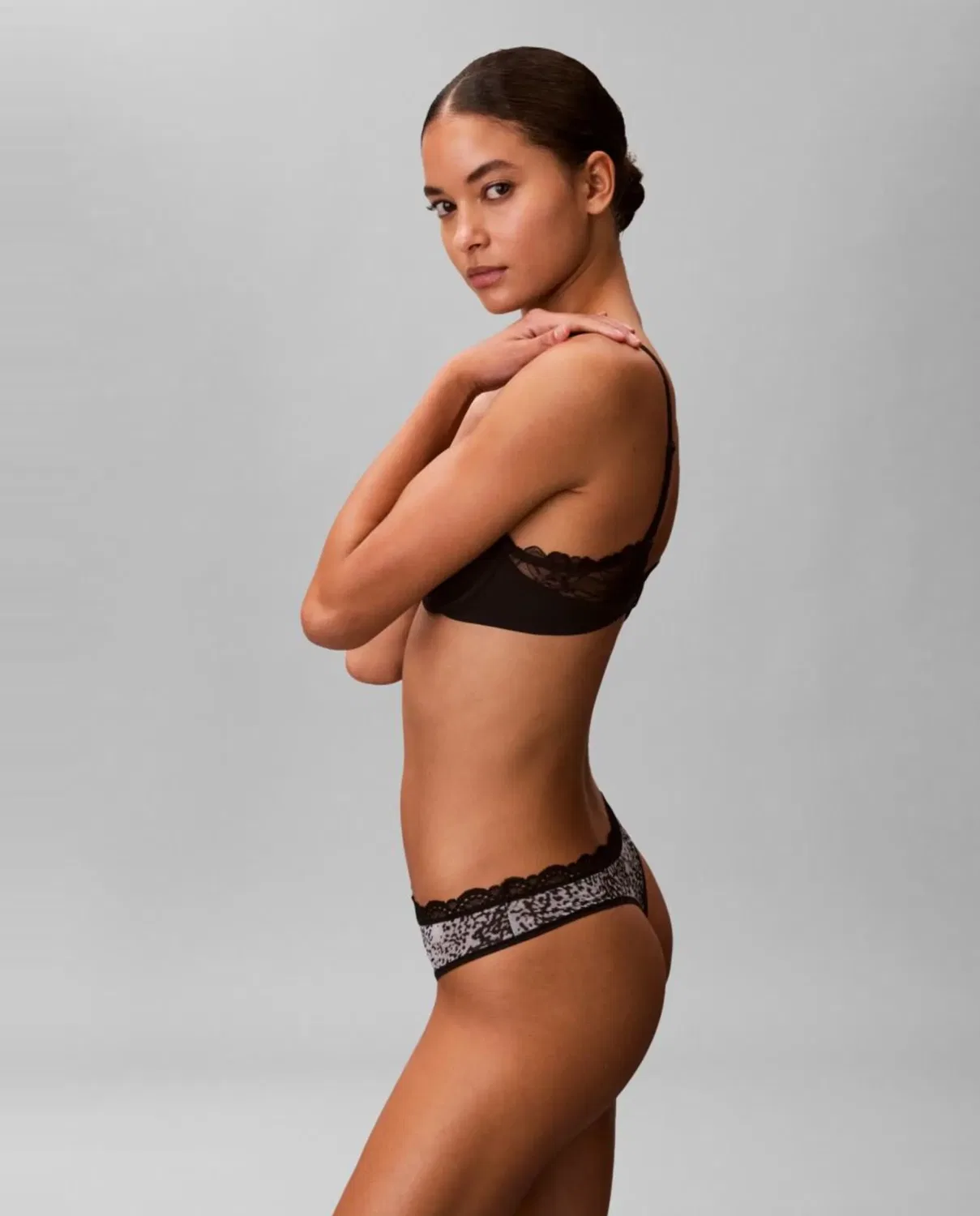 Женские танга с микрофиброй и кружевом Calvin Klein, Negro — фото 4